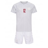 Otroški Nogometni dresi Danska Kasper Dolberg #12 Gostujoči SP 2022 Kratek Rokav (+ Kratke hlače)